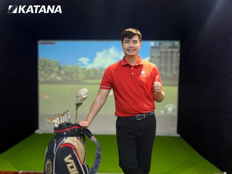 TGĐ Techgolf Nguyễn Tuấn Anh giao gậy golf Katana đến tận phòng golf 3D của khách hàng